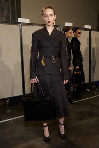 backstage-defile-fendi-automne-hiver-2020-2021-milan-coulisses-158.thumb.jpg.74484653777da8eb3082a49f7f906ad0.jpg