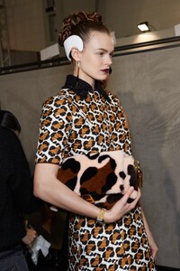 backstage-defile-fendi-automne-hiver-2020-2021-milan-coulisses-178.thumb.jpg.60766cad3a4189770df40bb15470d991.jpg