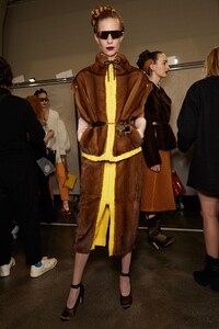 backstage-defile-fendi-automne-hiver-2020-2021-milan-coulisses-190.thumb.jpg.986ba3a1bd04f9bc8eb742260cc17d12.jpg