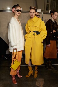 backstage-defile-fendi-automne-hiver-2020-2021-milan-coulisses-202.thumb.jpg.57eaa53a22528b26052cdc197fa28dd2.jpg