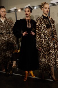 backstage-defile-fendi-automne-hiver-2020-2021-milan-coulisses-217.thumb.jpg.03c3002de30a1f4e27a359342dfd4bc4.jpg