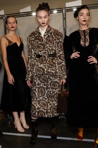 backstage-defile-fendi-automne-hiver-2020-2021-milan-coulisses-219.thumb.jpg.9be4716fb10e9c9dcaf5faee5bc79fc3.jpg