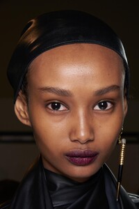backstage-defile-fendi-automne-hiver-2020-2021-milan-coulisses-43.thumb.jpg.8586f101f35b222901f5cd5aa71921fd.jpg