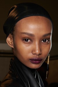 backstage-defile-fendi-automne-hiver-2020-2021-milan-coulisses-47.thumb.jpg.4e2985d257a3e3e5e8a0698baa05ad2c.jpg