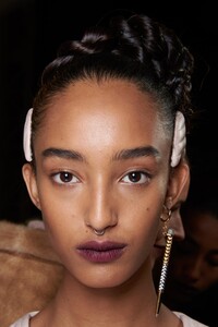 backstage-defile-fendi-automne-hiver-2020-2021-milan-coulisses-57.thumb.jpg.755aacb72b3dab7531e07ebc250e9be4.jpg