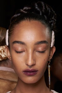 backstage-defile-fendi-automne-hiver-2020-2021-milan-coulisses-59.thumb.jpg.0639011256b17b12bc2895c5a998c45c.jpg