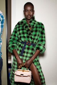 backstage-defile-fendi-printemps-ete-2020-milan-coulisses-150.thumb.jpg.5fc1c161c7e48a7121386b3f02f1bbd4.jpg