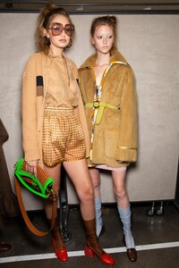 backstage-defile-fendi-printemps-ete-2020-milan-coulisses-174.thumb.jpg.a77191ac2db66a3a07de7fbf9ab0f6f6.jpg
