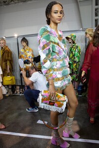 backstage-defile-fendi-printemps-ete-2020-milan-coulisses-221.thumb.jpg.6da559c449681e7451fb83f1e3b196a3.jpg