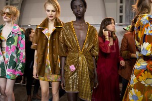 backstage-defile-fendi-printemps-ete-2020-milan-coulisses-67.thumb.jpg.17236cd137f84409278dd0f5348055b3.jpg
