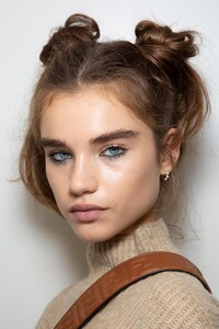 backstage-defile-fendi-printemps-ete-2020-milan-coulisses-96.thumb.jpg.49f65006626ccb6cb268f2ceb151ca16.jpg