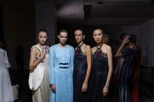 backstage-defile-gabriela-hearst-printemps-ete-2020-new-york-coulisses-107.thumb.jpg.d0095517cfec89bcef1c048774dc6712.jpg