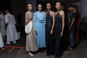 backstage-defile-gabriela-hearst-printemps-ete-2020-new-york-coulisses-108.thumb.jpg.b8e7d60b3e39ae51652f35be1d90d608.jpg