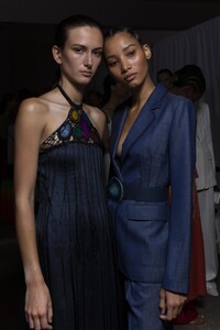 backstage-defile-gabriela-hearst-printemps-ete-2020-new-york-coulisses-110.thumb.jpg.bb2529a34b19dcdedff27c2c479b190c.jpg
