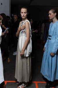 backstage-defile-gabriela-hearst-printemps-ete-2020-new-york-coulisses-142.thumb.jpg.0f5bd8e35543de72d57b2bea7f6645a3.jpg