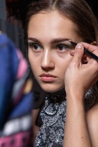 backstage-defile-genny-automne-hiver-2020-2021-milan-coulisses-149.thumb.jpg.21b5345c5c989c5c0a9e2717b8c311ed.jpg