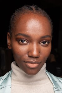 backstage-defile-genny-automne-hiver-2020-2021-milan-coulisses-190.thumb.jpg.500b8e73edd7837a3a7d2354881b1f4a.jpg