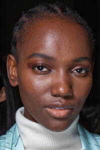 backstage-defile-genny-automne-hiver-2020-2021-milan-coulisses-20.thumb.jpg.dcb2719482b5eba046c49bf607c040f9.jpg