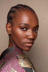 backstage-defile-genny-automne-hiver-2020-2021-milan-coulisses-264.thumb.jpg.628c3d3cafa2dd1900ed3590100bdcc1.jpg
