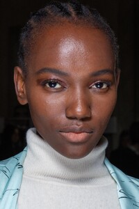 backstage-defile-genny-automne-hiver-2020-2021-milan-coulisses-29.thumb.jpg.99678bf781591a43b8740e75d2b32860.jpg