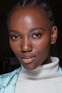 backstage-defile-genny-automne-hiver-2020-2021-milan-coulisses-30.thumb.jpg.36a58d2ef1fd435893c5aef69fc1021b.jpg