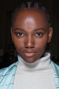 backstage-defile-genny-automne-hiver-2020-2021-milan-coulisses-31.thumb.jpg.05374f81a67744b913516c6c4bb6972e.jpg