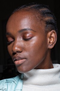 backstage-defile-genny-automne-hiver-2020-2021-milan-coulisses-33.thumb.jpg.91b6a62117420f1c007c5ca6b85bf6eb.jpg