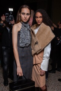 backstage-defile-genny-automne-hiver-2020-2021-milan-coulisses-93.thumb.jpg.a66f312f660aee6338c2176f234f19ae.jpg