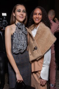 backstage-defile-genny-automne-hiver-2020-2021-milan-coulisses-94.thumb.jpg.a8f363ca447550bb3ef8d07d6cada886.jpg