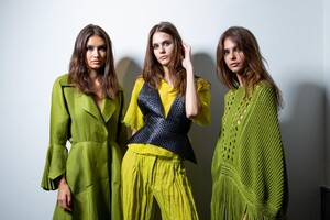 backstage-defile-genny-printemps-ete-2020-milan-coulisses-39.thumb.jpg.d4fe55803921d1ba5971b07e023ae7f2.jpg