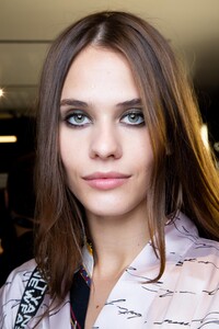 backstage-defile-genny-printemps-ete-2020-milan-coulisses-4.thumb.jpg.c7fff498da3e3517e6201e4fbf118248.jpg