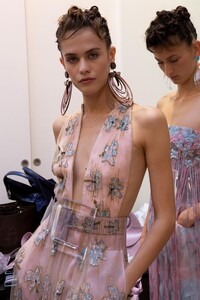 backstage-defile-giorgio-armani-printemps-ete-2020-milan-coulisses-108.thumb.jpg.20edd3979ff4a85bd8fe6fa336b6ba20.jpg