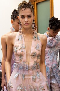 backstage-defile-giorgio-armani-printemps-ete-2020-milan-coulisses-133.thumb.jpg.17dc6bf286bd64ac9d337e346c2c2466.jpg