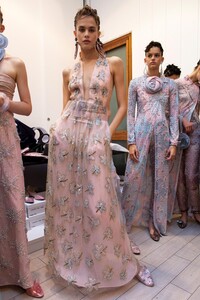 backstage-defile-giorgio-armani-printemps-ete-2020-milan-coulisses-134.thumb.jpg.cc6e2bff948b11ec3183a312d4ceaec7.jpg
