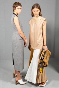 backstage-defile-givenchy-printemps-ete-2020-paris-coulisses-112.thumb.jpg.a822f30b6032549d12b7a1eecea22a57.jpg