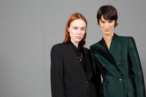 backstage-defile-givenchy-printemps-ete-2020-paris-coulisses-142.thumb.jpg.0a8bc5e96d81a1c4684c3c85f6e1396e.jpg