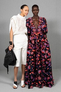 backstage-defile-givenchy-printemps-ete-2020-paris-coulisses-148.thumb.jpg.3db8bffbaf0ed1f63f1913994027ec2e.jpg