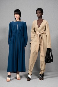 backstage-defile-givenchy-printemps-ete-2020-paris-coulisses-24.thumb.jpg.5fb5e82c4a6cda362d93173247a15f3b.jpg