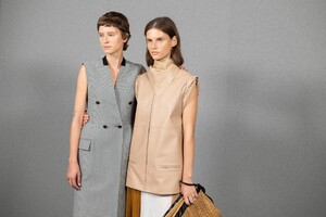 backstage-defile-givenchy-printemps-ete-2020-paris-coulisses-37.thumb.jpg.99fd020cacf5cf0fb7e721a4b3f3c104.jpg
