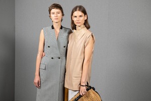backstage-defile-givenchy-printemps-ete-2020-paris-coulisses-39.thumb.jpg.5f2a10dc1fae7392944b730061903319.jpg