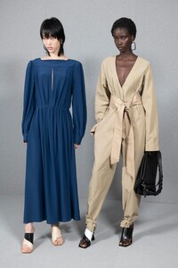 backstage-defile-givenchy-printemps-ete-2020-paris-coulisses-56.thumb.jpg.7b0b641542cfabdee8ad809b287d6e4c.jpg