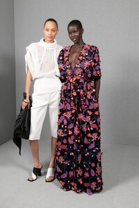 backstage-defile-givenchy-printemps-ete-2020-paris-coulisses-77.thumb.jpg.8074cc1bf71cc598229c138fb28547a6.jpg