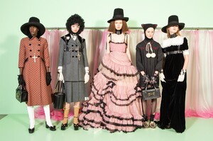 backstage-defile-gucci-automne-hiver-2020-2021-milan-coulisses-108.thumb.jpg.45253f2f378de9490b2c63e472159681.jpg