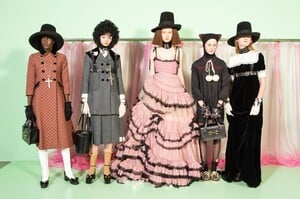 backstage-defile-gucci-automne-hiver-2020-2021-milan-coulisses-108.thumb.jpg.4d2fdca4b0ca0e6073ed2815aa3a8e88.jpg