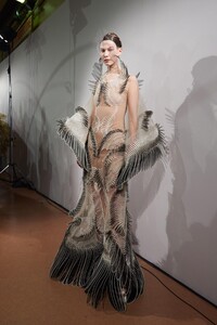 backstage-defile-iris-van-herpen-printemps-ete-2020-paris-coulisses-109.thumb.jpg.43c34c42237d3010d26c35e88f4be6aa.jpg