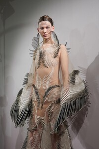 backstage-defile-iris-van-herpen-printemps-ete-2020-paris-coulisses-110.thumb.jpg.476da5e6ce4e015ea77c55a466e3b686.jpg