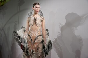 backstage-defile-iris-van-herpen-printemps-ete-2020-paris-coulisses-112.thumb.jpg.9c6c4bf7f369ac6bf057aaffb0fd12e8.jpg