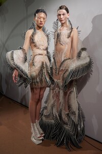 backstage-defile-iris-van-herpen-printemps-ete-2020-paris-coulisses-113.thumb.jpg.56db35b10611d7b1f47483cc640d3ac2.jpg