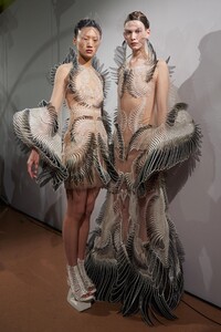 backstage-defile-iris-van-herpen-printemps-ete-2020-paris-coulisses-113.thumb.jpg.db7fa5595cc60151005ae855f1619c30.jpg