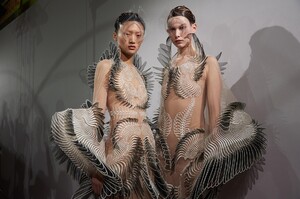 backstage-defile-iris-van-herpen-printemps-ete-2020-paris-coulisses-114.thumb.jpg.eb295525efcabb7f94411a6f1ed6af48.jpg